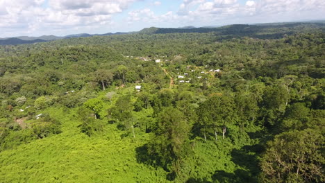 Pueblo-Saül-En-La-Profunda-Selva-Tropical-De-Guayana.-Vista-Aérea-De-Drones